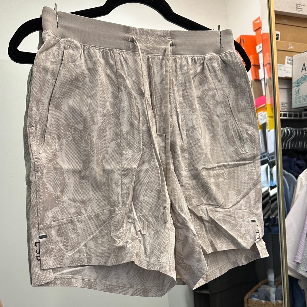 NEW! Lululemon license to train 7” shorts